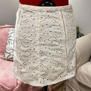 Hollister off-white skirt with eyelet detail junior size 7, waist 29